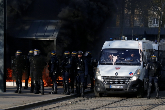 Fransa’da hükümet karşıtı gösteriler devam ediyor